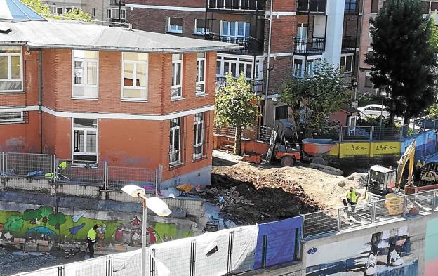 El patio del colegio Harri Berri-Oleta de Altza se encuentra en plenas obras al inicio del curso.