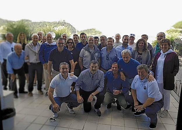 Algunos de los invitados que asistieron a la terraza de La Concha para seguir el espectáculo de traineras. 