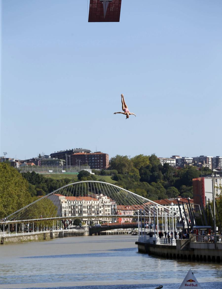 50.000 personas han vibrado en Bilbao con los saltos de las estrellas mundiales de los clavados desde el puente de La Salve 