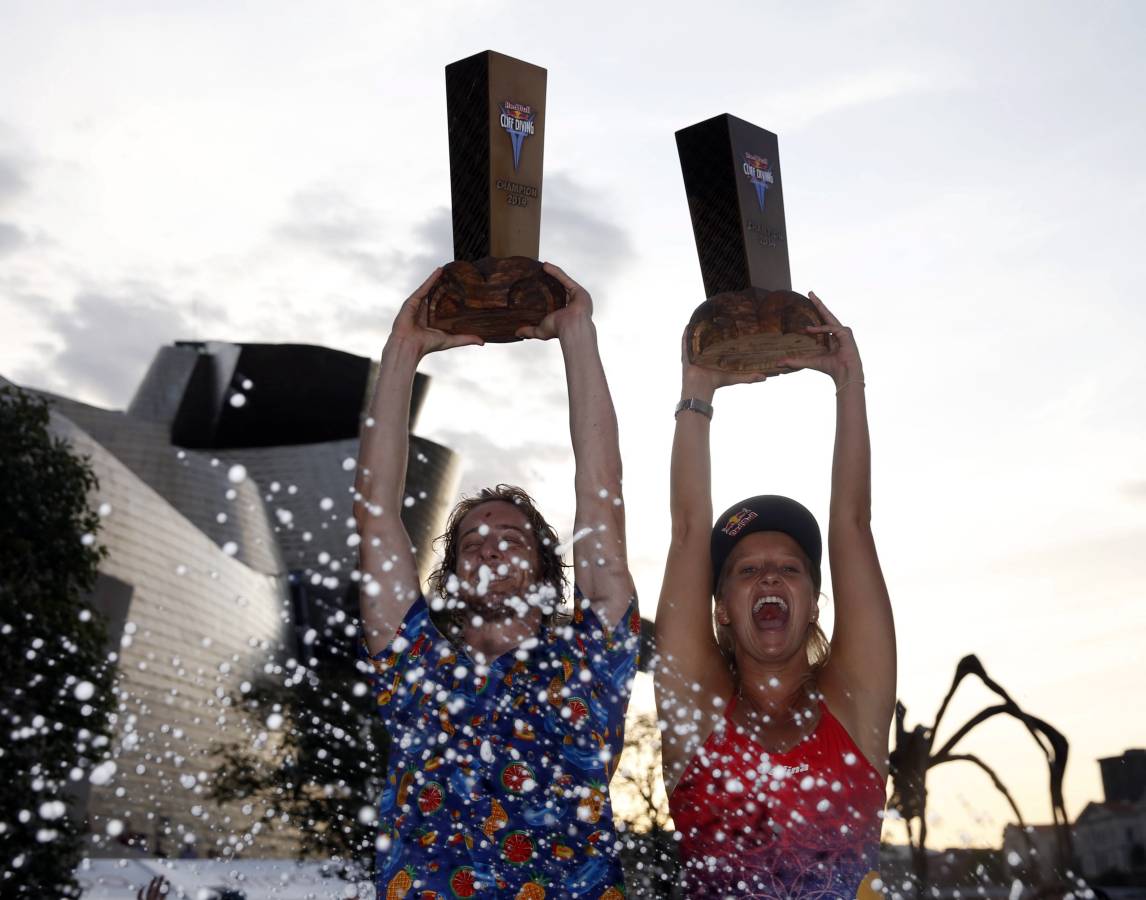 50.000 personas han vibrado en Bilbao con los saltos de las estrellas mundiales de los clavados desde el puente de La Salve 