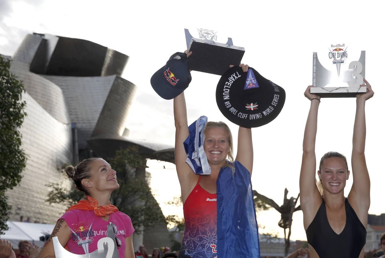 50.000 personas han vibrado en Bilbao con los saltos de las estrellas mundiales de los clavados desde el puente de La Salve 
