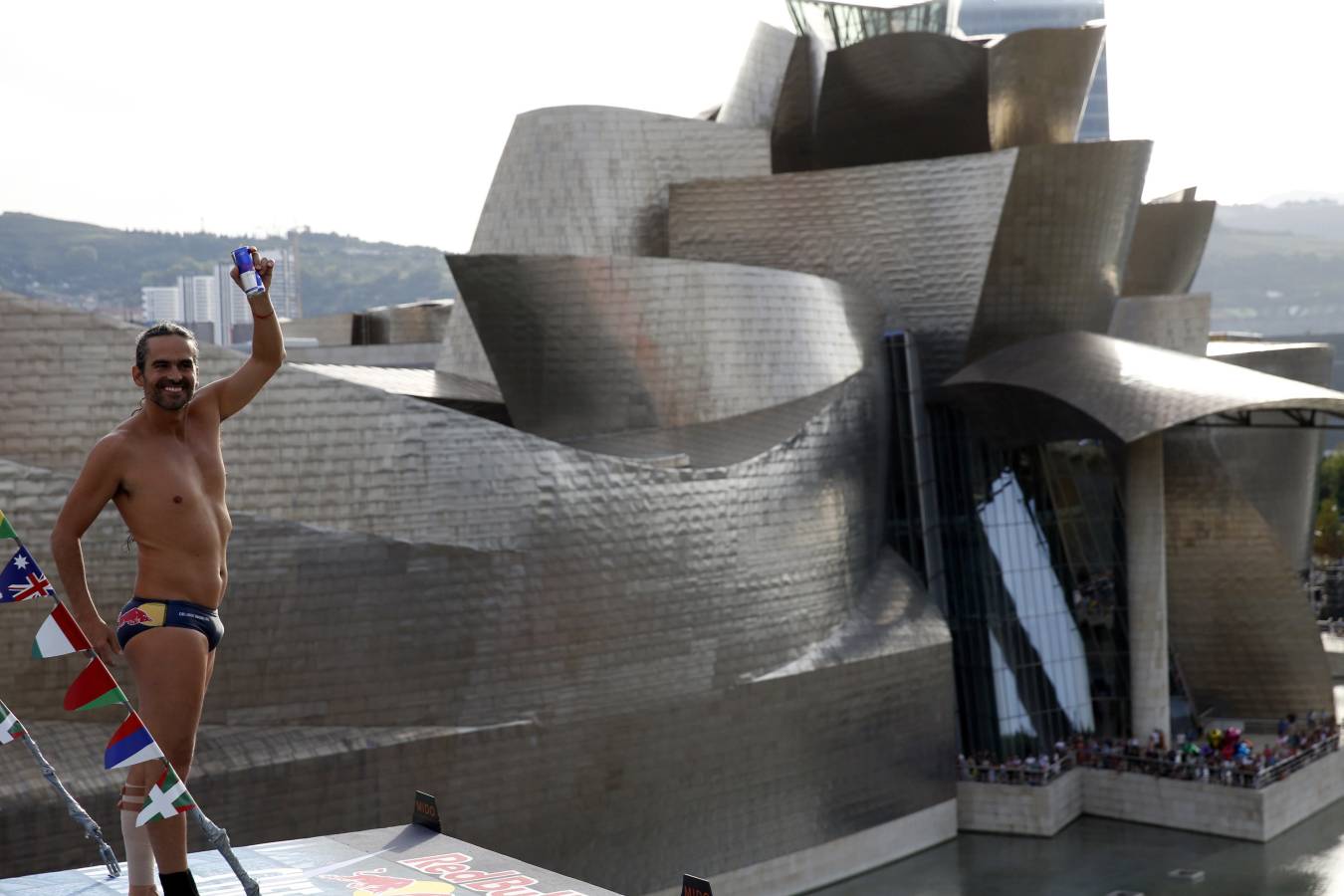 50.000 personas han vibrado en Bilbao con los saltos de las estrellas mundiales de los clavados desde el puente de La Salve 