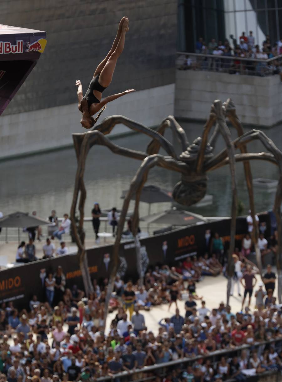 50.000 personas han vibrado en Bilbao con los saltos de las estrellas mundiales de los clavados desde el puente de La Salve 