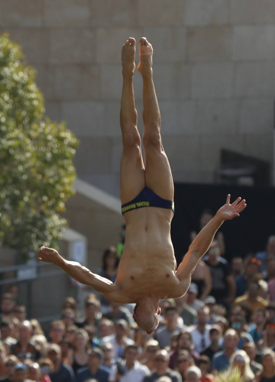 50.000 personas han vibrado en Bilbao con los saltos de las estrellas mundiales de los clavados desde el puente de La Salve 