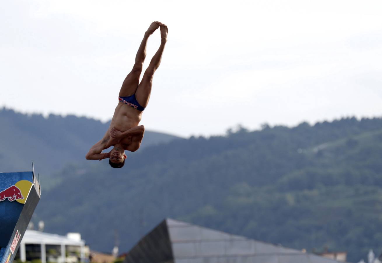 50.000 personas han vibrado en Bilbao con los saltos de las estrellas mundiales de los clavados desde el puente de La Salve 