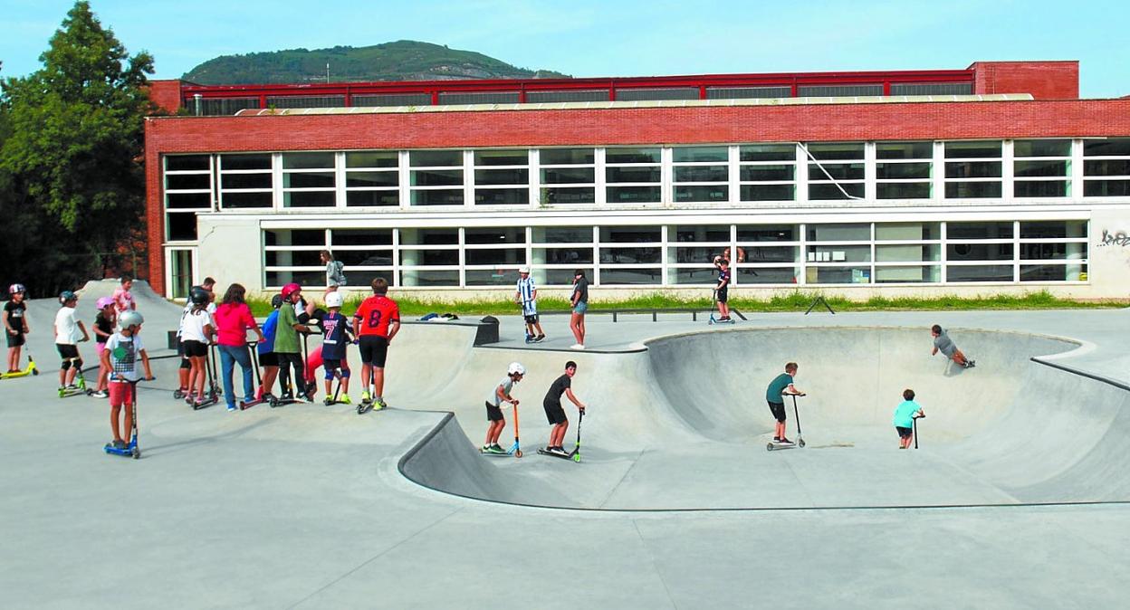 Parque. Vista del nuevo skatepark, con el edificio del polideportivo Allurralde al fondo, una zona que EH Bildu propone mejorar.

