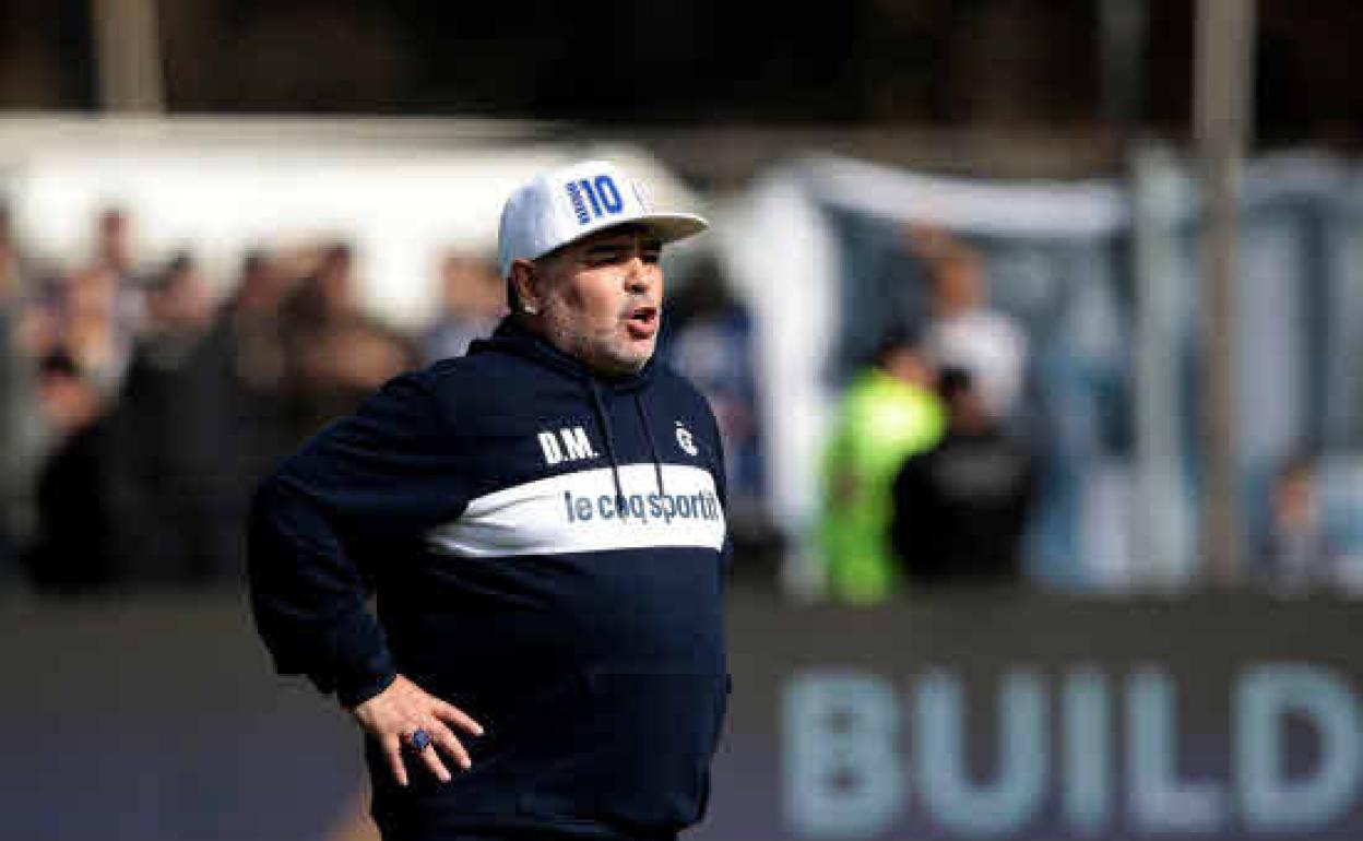 Diego Armando Maradona, Gimnasia y Esgrima taldearen denboraldi berriko lehen entrenamenduan. 