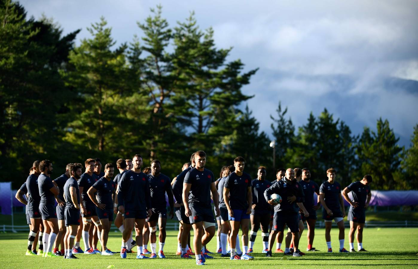 La selección francesa de rugby está preparando el Mundial de Japón junto al monte Fuji. Las vistas son impresionantes. 