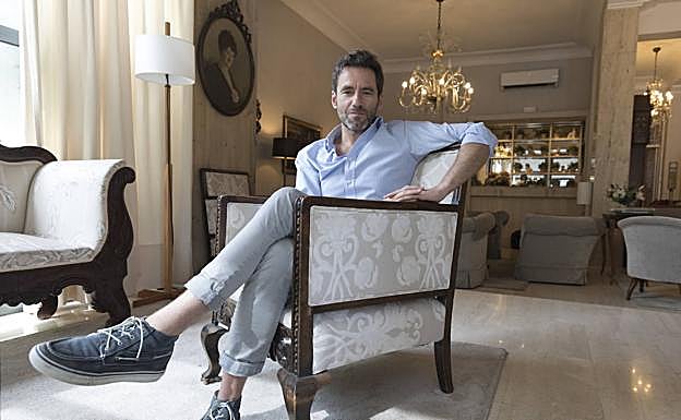 Sémper posa en uno de los salones del Hotel Niza de San Sebastián.