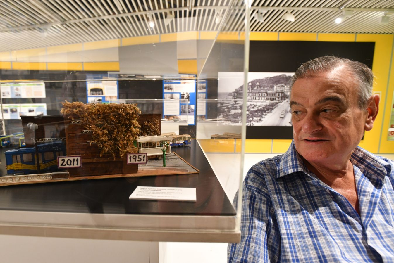 Una exposición en la casa de Cultura de Aiete recoge la evolución de la compañía de autobuses y del servicio en la capital guipuzcoana