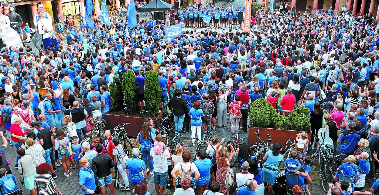 Udaletxeko plaza goraino beteta igande arratsaldeko harreran, gutxitan bezalako jendetzarekin. Zarautz Enbatarekin dago, eta argazkiak garbi erakusten du.
