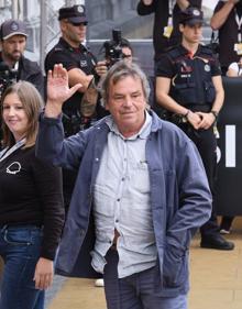 Imagen secundaria 2 - Barbara Lennie, Pablo Cruz y Neil Jordan a su llegada a San Sebastián.