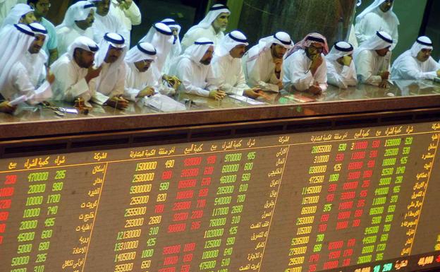 La Bolsa de Kuwait, en plena efervescencia, durante una sesión.