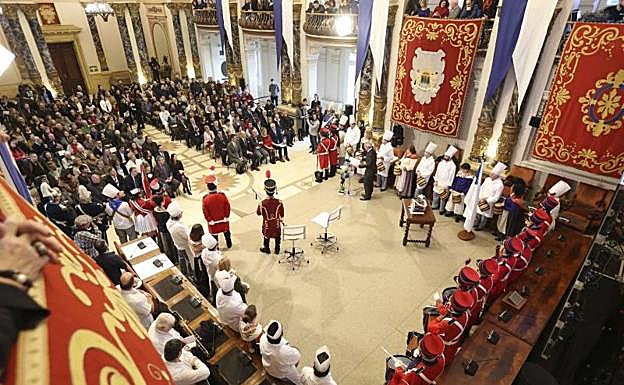 Ceremonia de entrega del Tambor de Oro en un engalanado Salón de Plenos del Ayuntamiento.