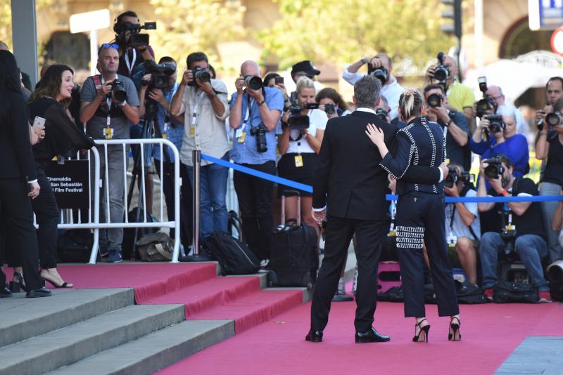 Stewart y su director, en 'su' alfombra roja de la tarde. Ahí lucía sus stilettos. 