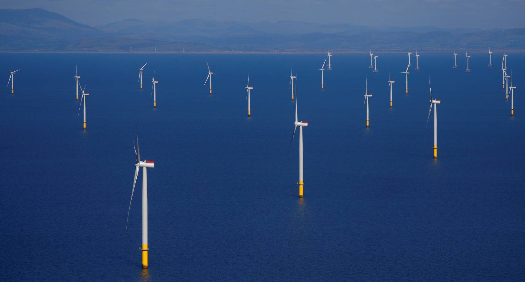 En Blackpool, Gran Bretaña, los molinos eólicos se colocan sobre el agua. 