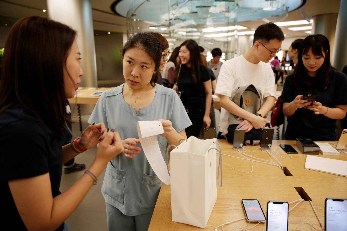 El Iphone 11 ha enamorado en Pekín y las colas por adquirir el nuevo modelo de Apple han sido enormes. 