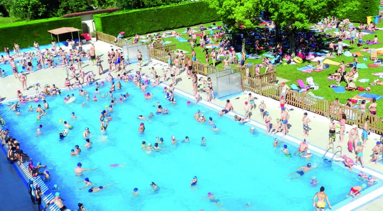 Imagen aérea de la piscina del Polideportivo. 