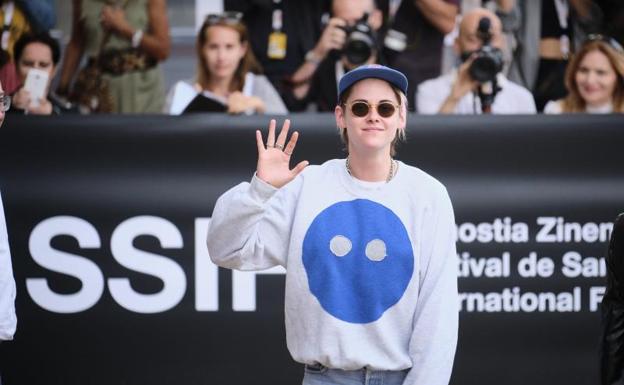 Kristen Stewart accedió al María Cristina por la puerta trasera pero luego se acercó a saludar a los fans enfundada en su visera, sus zapatillas y sus vaqueros