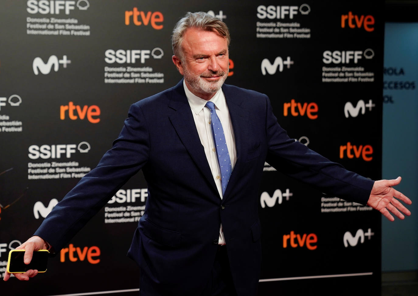 Sam Neill tras desfilar por la alfombra roja del Kursaal. 