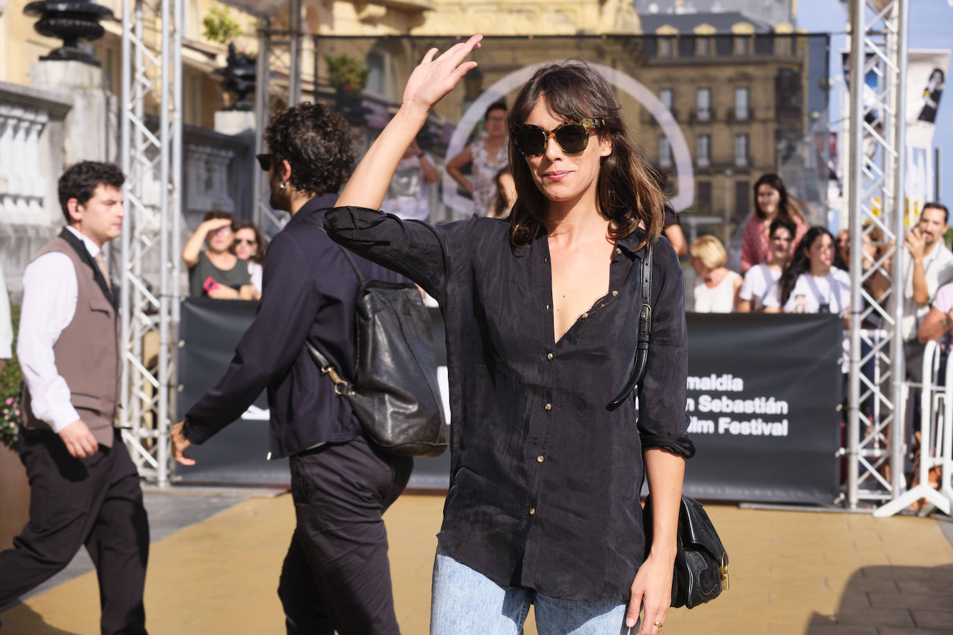 Belen Cuesta saluda a los fans del Zinemaldia.