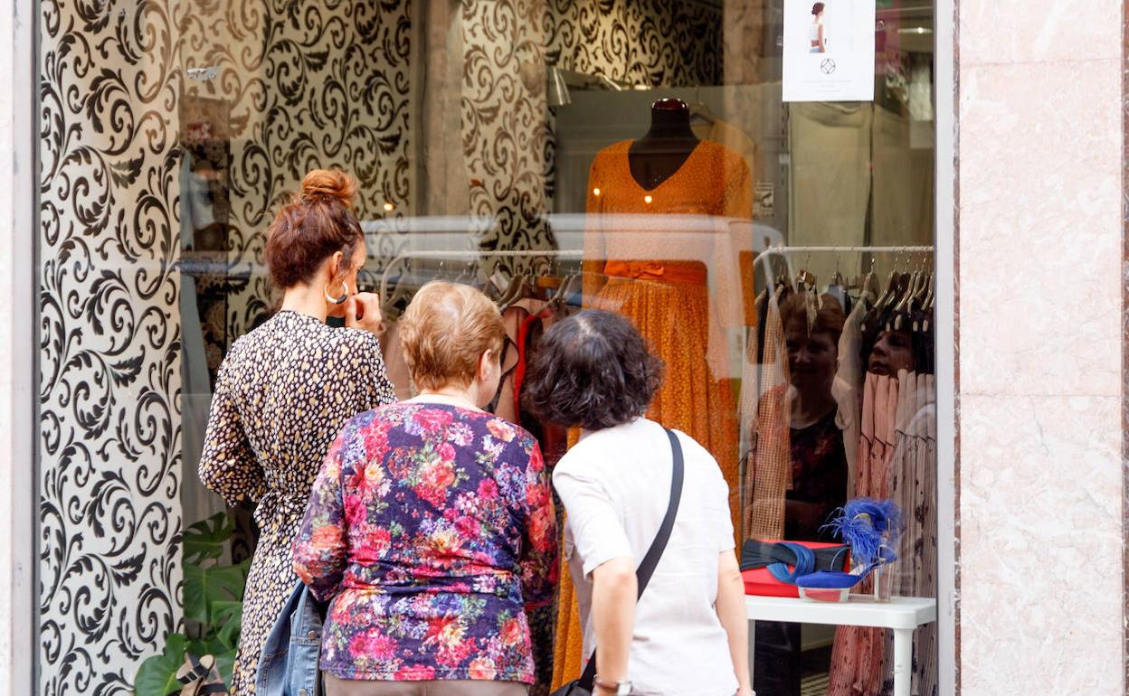 La apertura de una tienda provisional por parte del diseñador Ion Fiz en la calle Toribio Etxebarria ha levantado una notable expectación en la comarca.