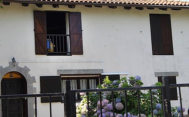 El balcón de la casa donde ocurrieron los hechos deja ver una camiseta del niño fallecido.