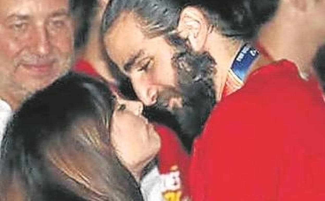 La pareja se besa en Colón. 