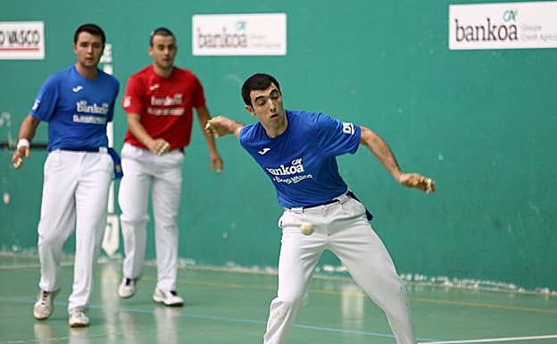 Aitor Etxeberria arma el brazo ante Irurita y Artola, al fondo, ayer en Getaria.