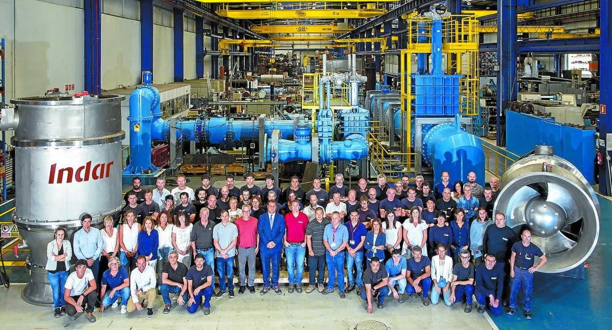 El equipo de la división de bombas sumergibles posa en la planta de Beasain con los motores que se instalarán en San Diego.