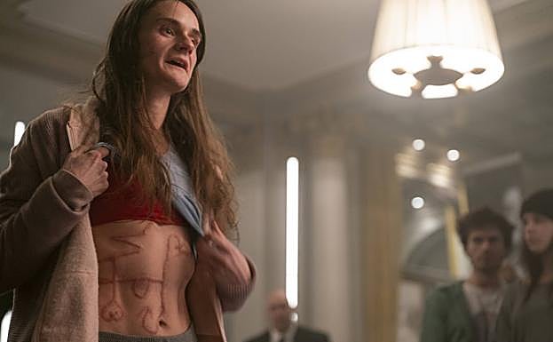 Imagen principal - Arriba, Aurore Broutin, caracterizada de Caroline. Debajo, la espeluznante Mireille Herbstmeyer y una bolsita con restos orgánicos.