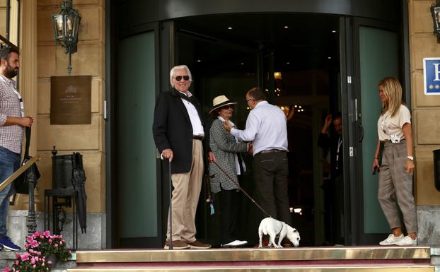 El actor candiense, acompañado de su perro 'Porter', en la entrada al María Cristina