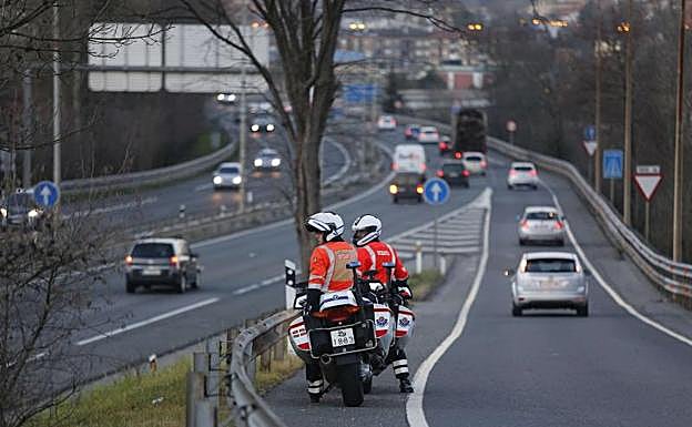 Dos agentes motorizados de la Ertzaintza observan el tráfico por la N-I a su paso por Lasarte-Oria. 