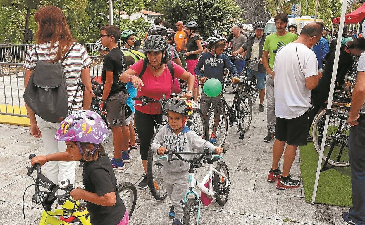 Llegada de la marcha cicloturista de Irun a la plaza del Bicentenario, donde se celebró la 'Bicifiesta Ederbidea'. 