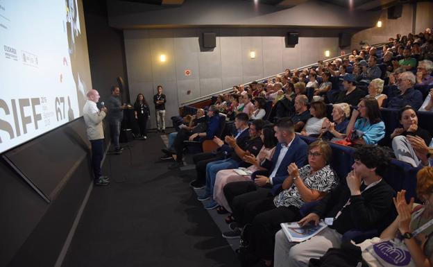 El director Iñaki Arteta presenta en los cines Príncipe su documental sobre Arginzoniz. El parrillero, de trabajo aún en el restaurante, no asistió a la proyección.