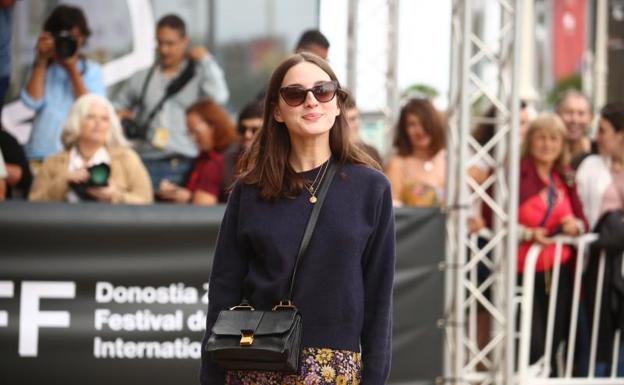 Imagen principal - Arriba, María Valverde a su llegada al María Cristina. A la izquierda, la actriz Greta Fernandez. A la derecha, cartel de la película 'La hija de un ladrón'