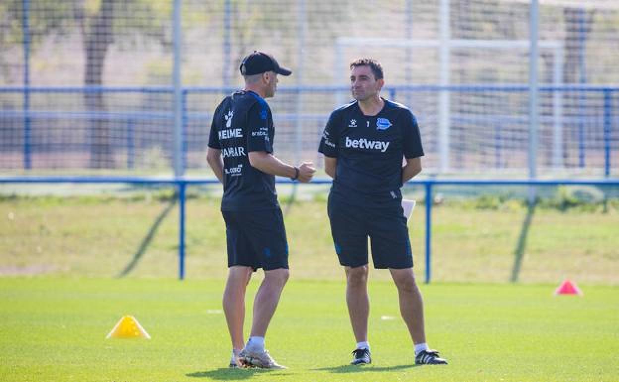 Asier Garitano dialoga con su segundo, Javi Cabello, en eu entrenamiento.