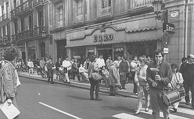 Imagen principal - Manifestación en Donostia; Las barreras de accesibilidad han mejorado y Barroso en la protesta de diciembre de 1996.