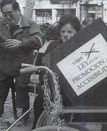 Imagen secundaria 2 - Manifestación en Donostia; Las barreras de accesibilidad han mejorado y Barroso en la protesta de diciembre de 1996.