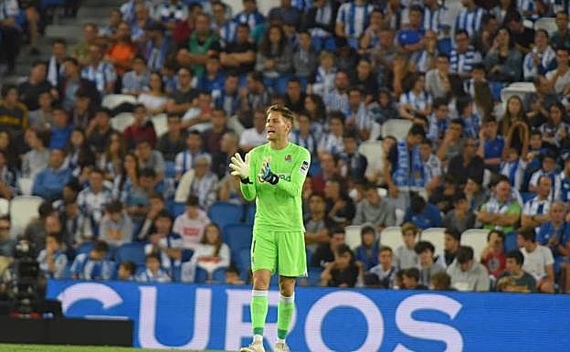 Remiro anima a sus compañeros en su debut en el Reale Arena. 