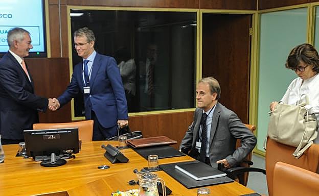 Antonio Pérez saluda al parlamentario Anton Damborenea en la comisión de la Cámara vasca.