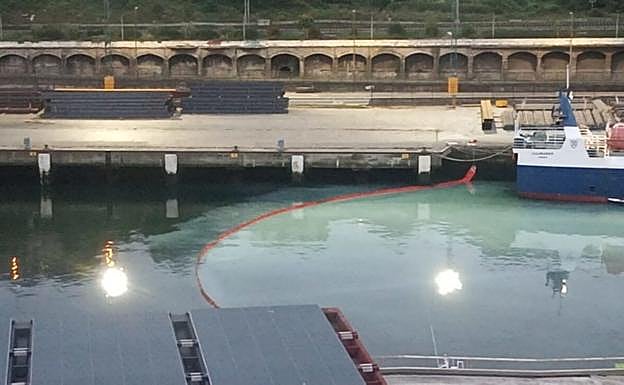 El vertido generó una mancha blanca en aguas del puerto y se tuvo que desplegar una barrera anticontaminación. 