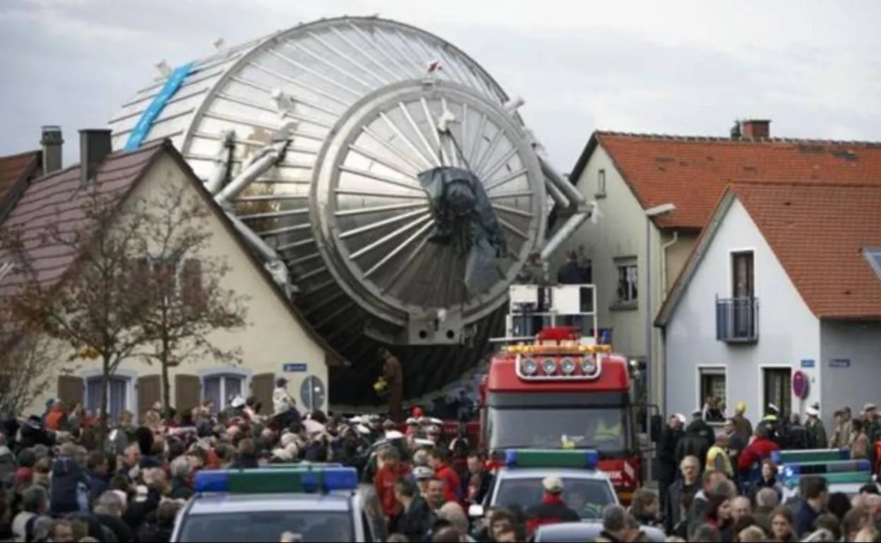 El espectrómetro para el experimento KATRIN, mientras se abre camino a través de la ciudad alemana de Eggenstein-Leopoldshafen en 2006 en su camino hacia el cercano Instituto de Tecnología de Karlsruhe. 