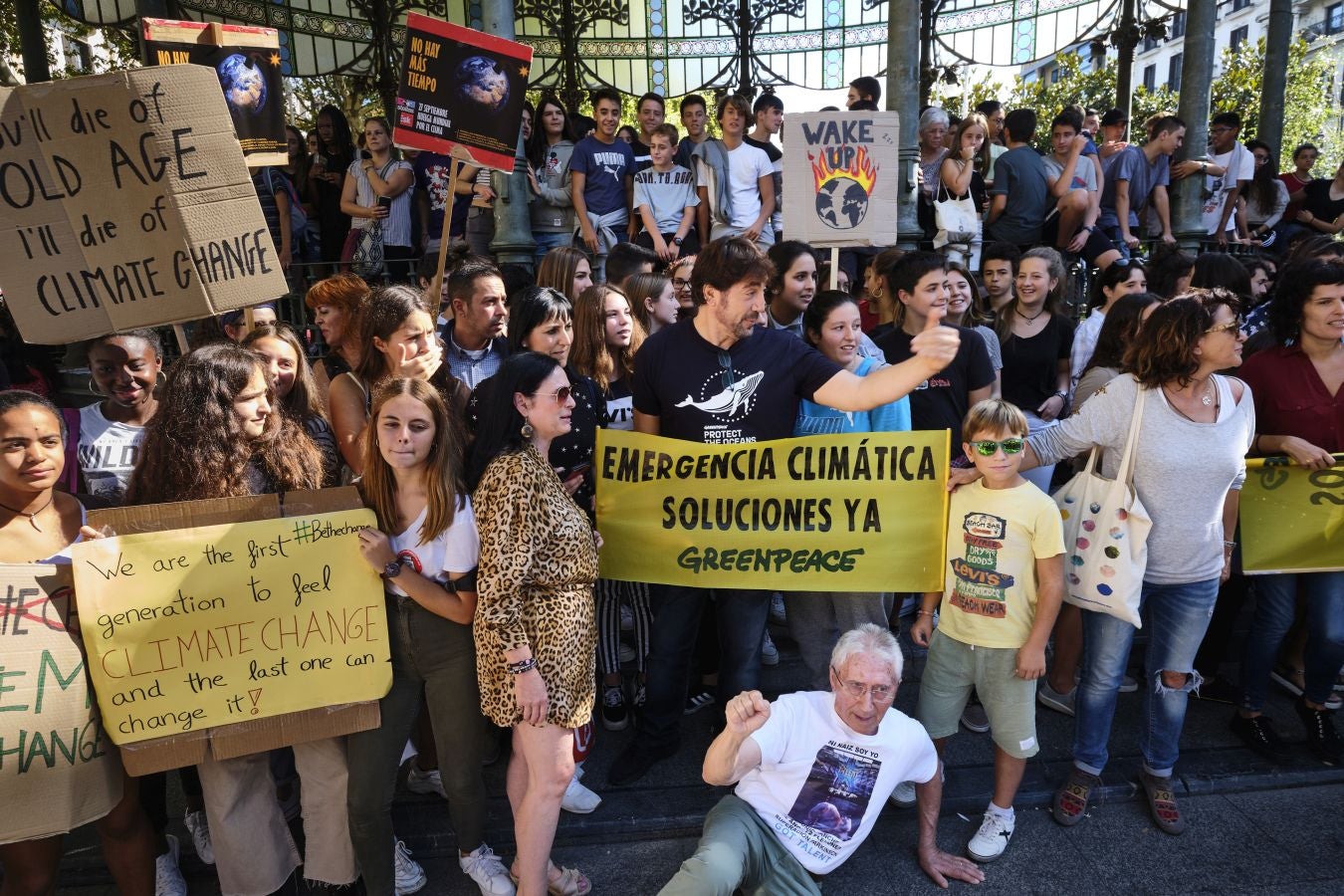 Ambos actores están en San Sebastián con motivo del Festival de Cine de San Sebastián y no han dudado en sumarse a la concentración junto a centeras de jóvenes guipuzcoanos