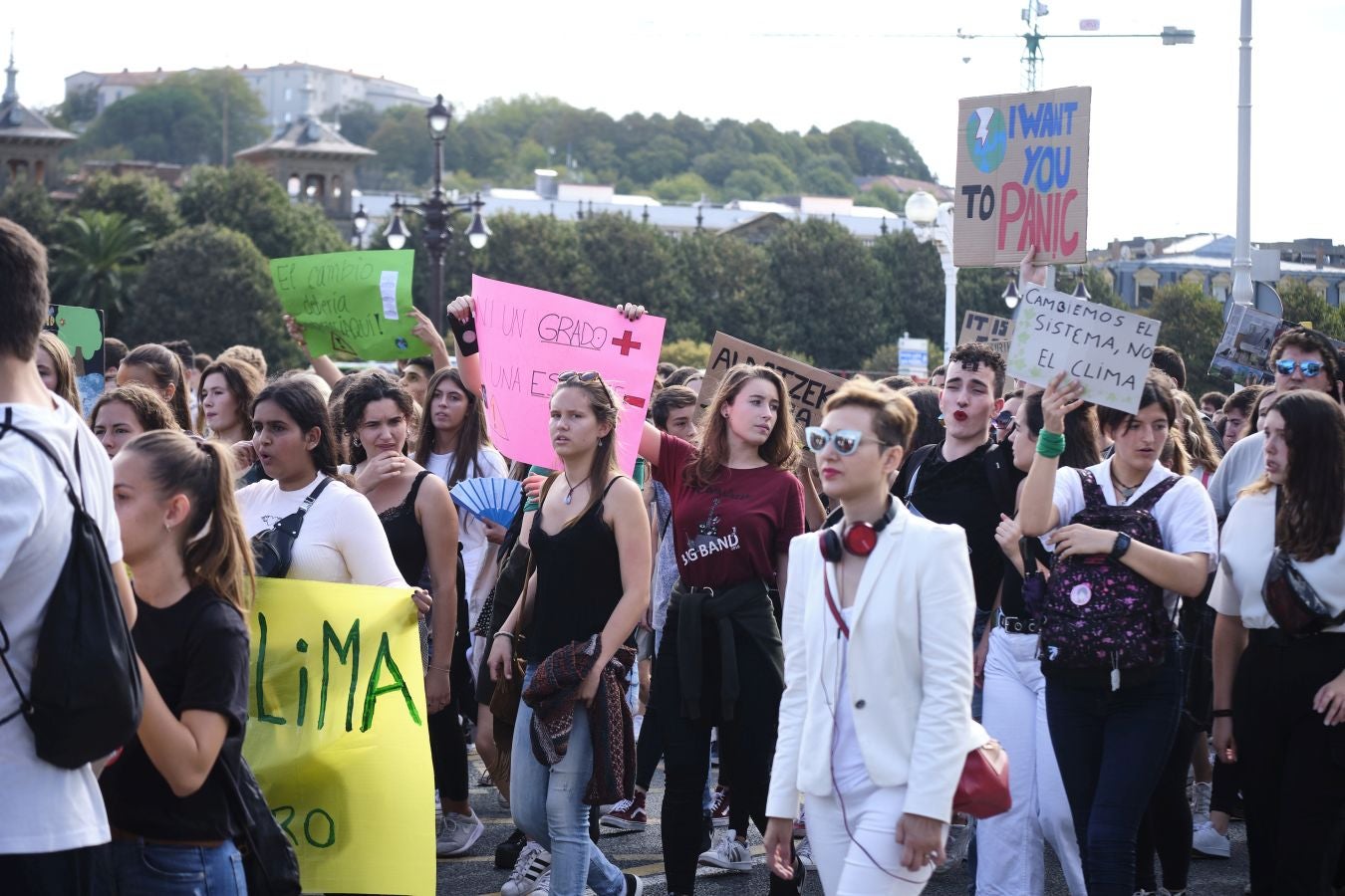 Ambos actores están en San Sebastián con motivo del Festival de Cine de San Sebastián y no han dudado en sumarse a la concentración junto a centeras de jóvenes guipuzcoanos