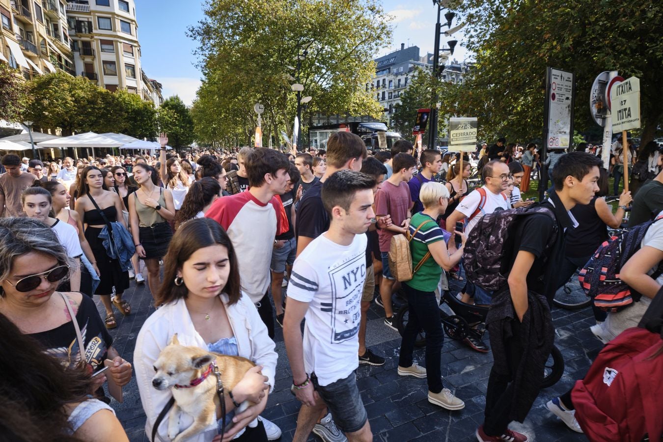 Ambos actores están en San Sebastián con motivo del Festival de Cine de San Sebastián y no han dudado en sumarse a la concentración junto a centeras de jóvenes guipuzcoanos