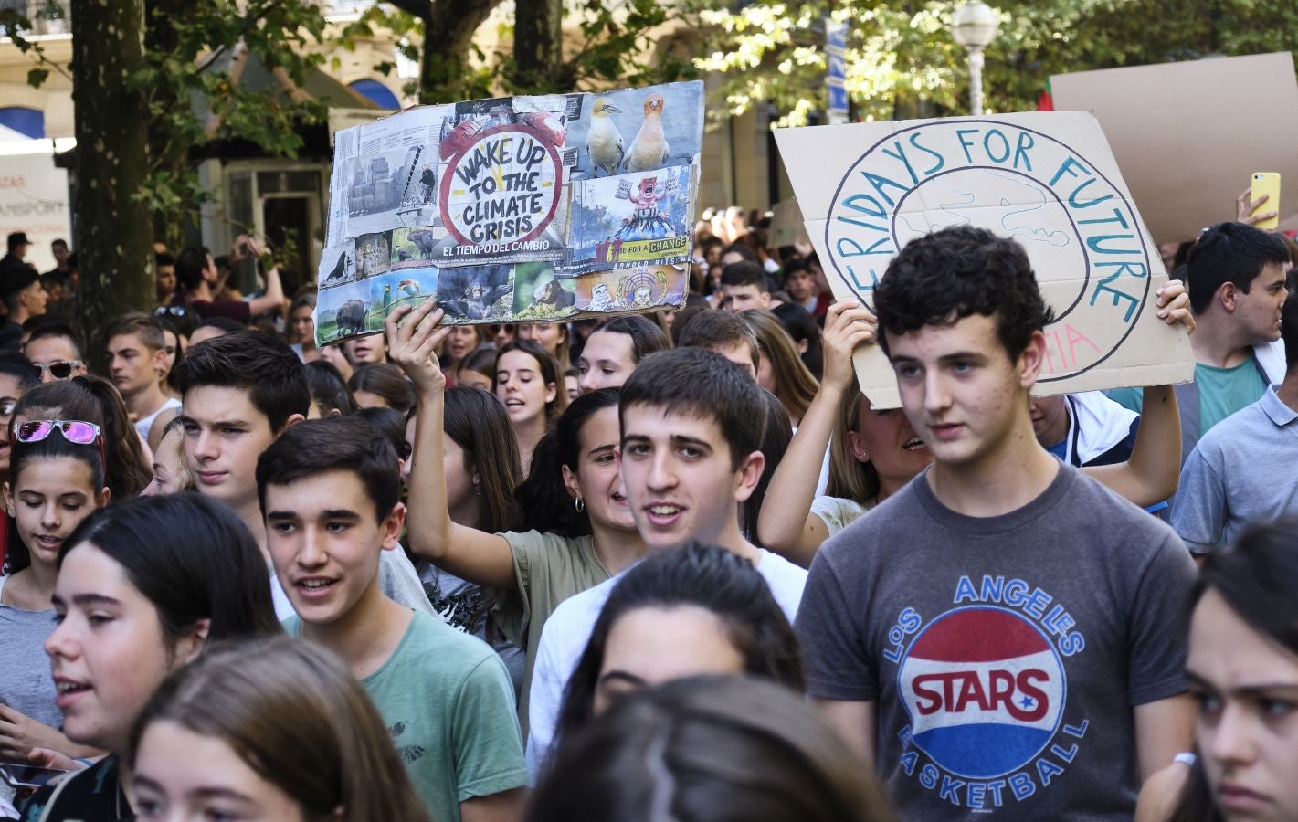 Ambos actores están en San Sebastián con motivo del Festival de Cine de San Sebastián y no han dudado en sumarse a la concentración junto a centeras de jóvenes guipuzcoanos