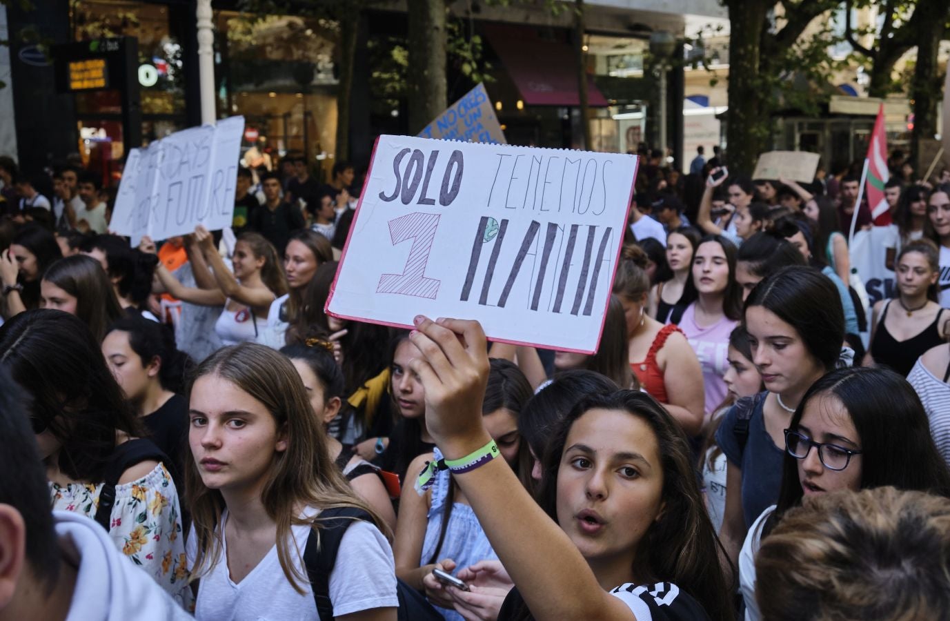 Ambos actores están en San Sebastián con motivo del Festival de Cine de San Sebastián y no han dudado en sumarse a la concentración junto a centeras de jóvenes guipuzcoanos