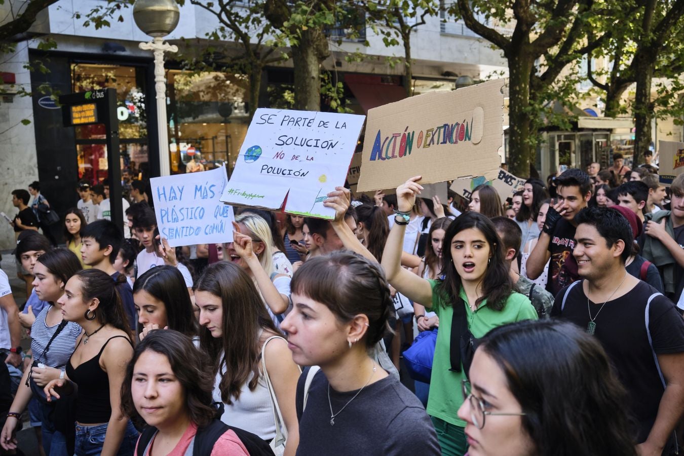 Ambos actores están en San Sebastián con motivo del Festival de Cine de San Sebastián y no han dudado en sumarse a la concentración junto a centeras de jóvenes guipuzcoanos