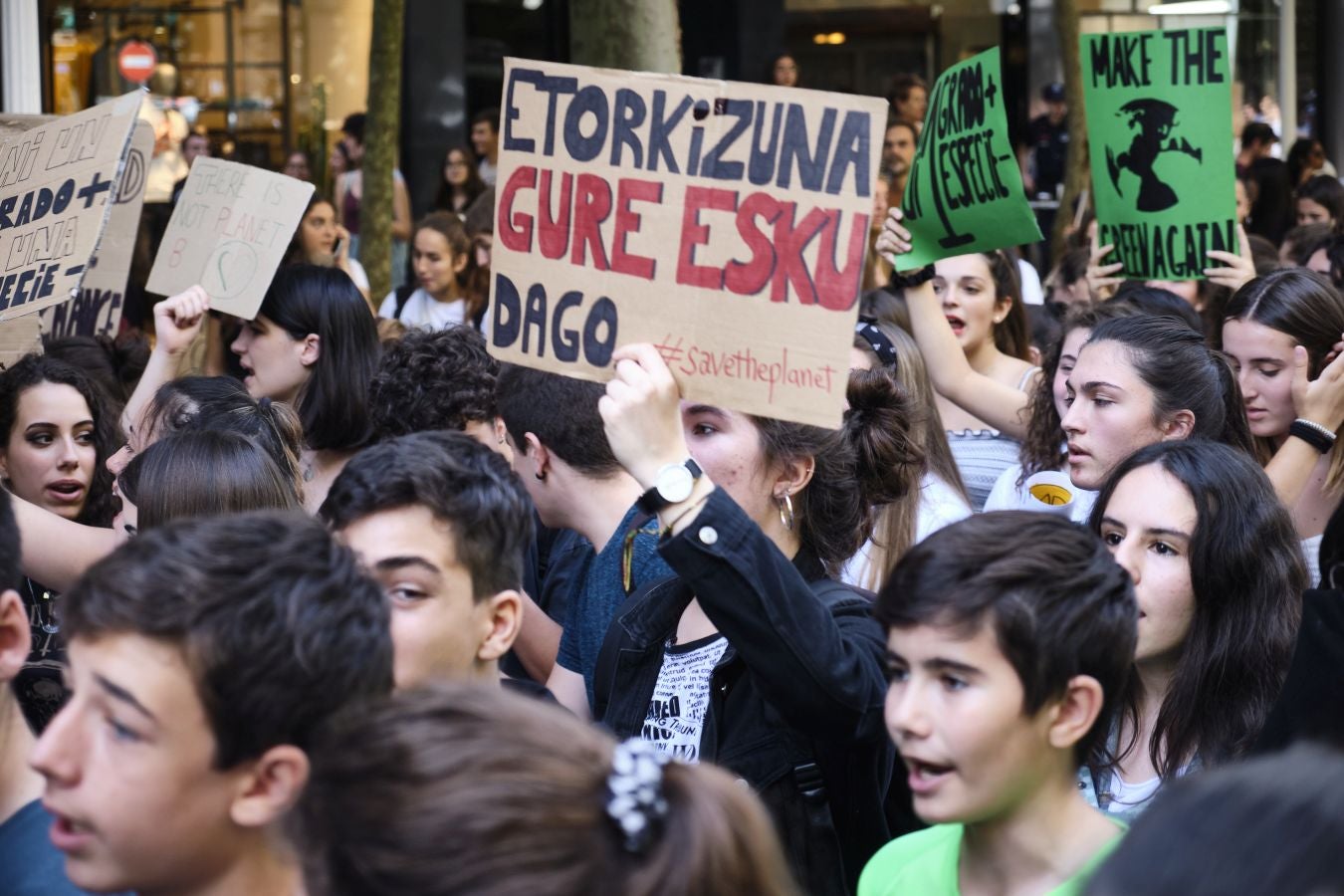 Ambos actores están en San Sebastián con motivo del Festival de Cine de San Sebastián y no han dudado en sumarse a la concentración junto a centeras de jóvenes guipuzcoanos